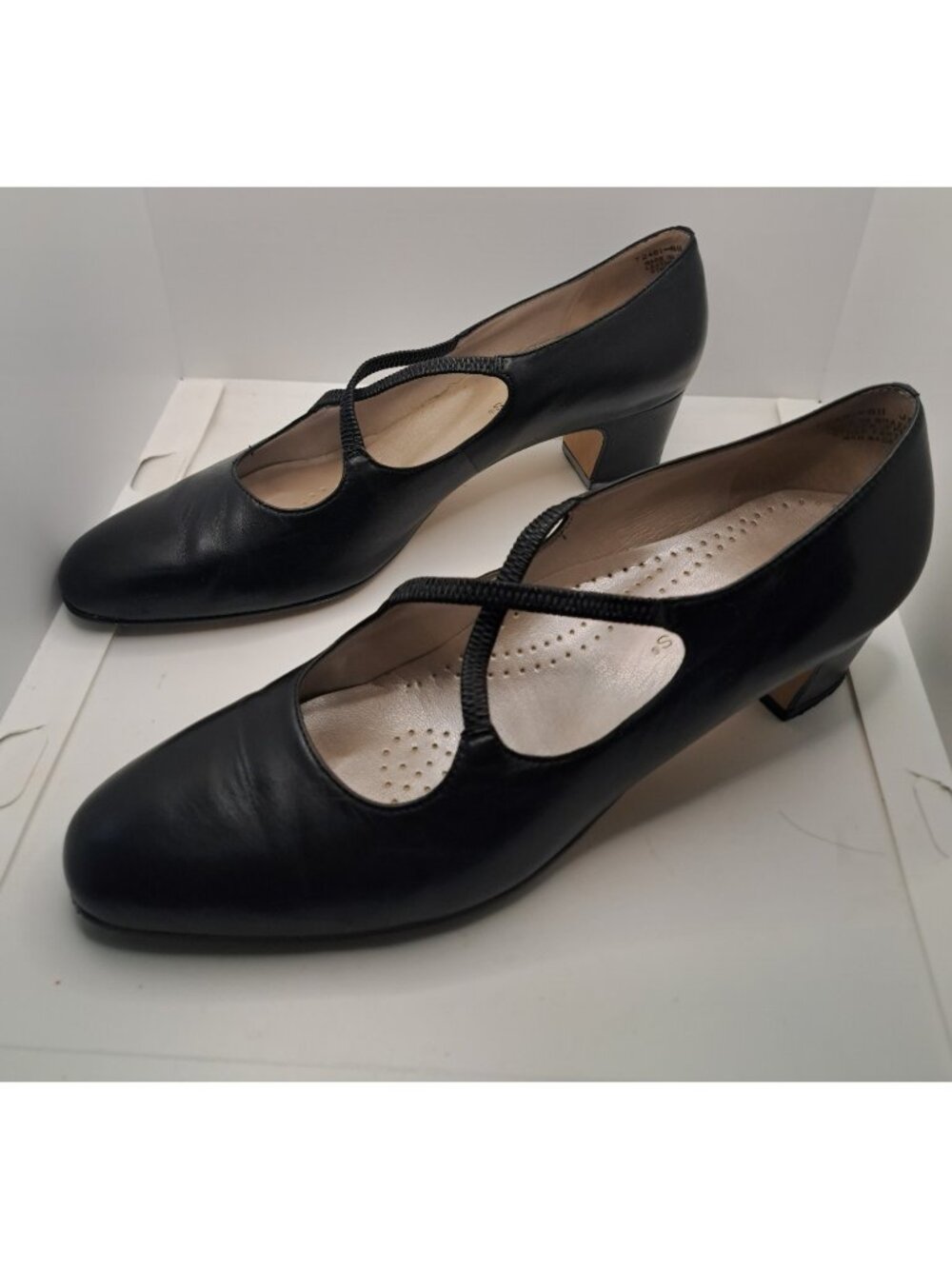 Trotters Jaime Black Leather Pumps Cross Straps Leather Upper 9.5 N AT4281-811